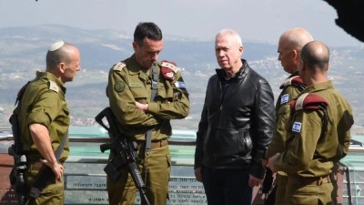 يؤاف غلانت وزير الدفاع الإسرائيلي برفقة رئيس هيئة الأركان هرتسي هليفي وضباط آخرين خلال جولة في الشمال، إسرائيل، 16 آذار/مارس 2023 (يديعوت أحرونوت)