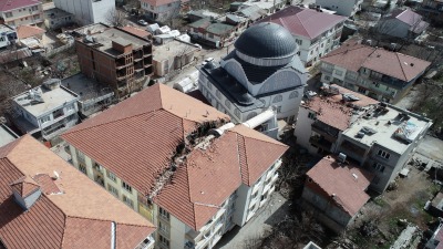 مئذنة جامع شطرت سقف مبنى مجاور إلى نصفين بعد سقوطها عليه جراء الهزة الأرضية. ففي منطقة "غول باشي" بولاية أدي يامان