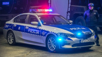 شرطي إلى جانب سيارة شرطة بولندية - المصدر: الإنترنت