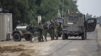 عناصر من الجيش الإسرائيلي قرب الحدود مع لبنان - AFP