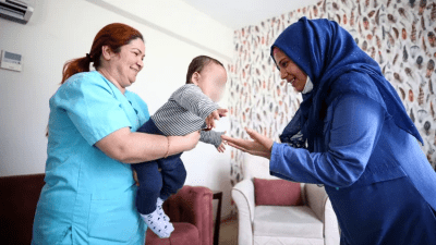 زوجان سوريان يعثران على طفلهما في تركيا بعد فقدانه جراء الزلزال