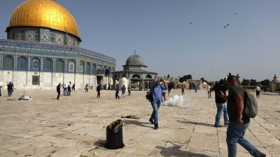 اشتباكات بين فلسطينيين وأفراد من الشرطة الإسرائيلية بالمسجد الأقصى في القدس عام 2021 (رويترز)
