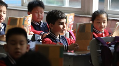 الطفل السوري دانيال في مدرسته بالصين