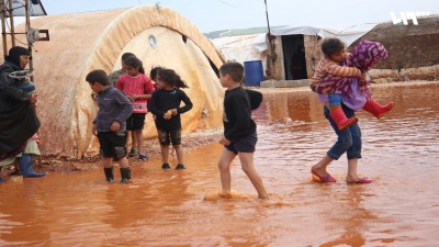 مياه الأمطار تغمر أحد مخيمات أطمة شمالي إدلب (خاص)