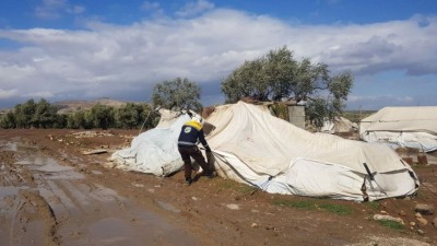 خيمة تضررت بفعل الرياح في الشمال السوري (2022/الدفاع المدني - تويتر)