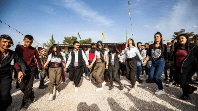 شبان سوريون يحتفلون بعيد النيروز في الحسكة - أ ف ب