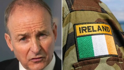 شارة القوات الأيرلندية (إلى اليمين)، وزير الدفاع الأيرلندي، مايكل مارتن (إلى اليسار)
