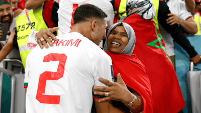 المغربي الدولي أشرف حكيمي نجم باريس سان جيرمان ووالدته في بطولة كأس العالم قطر2023