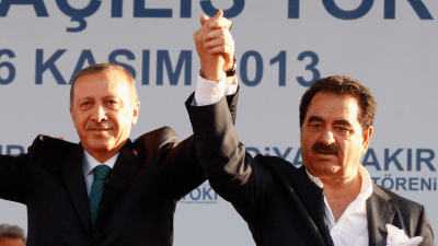 المطرب إبراهيم تاتليسس والرئيس التركي رجب طيب أردوغان (وسائل إعلام تركية)
