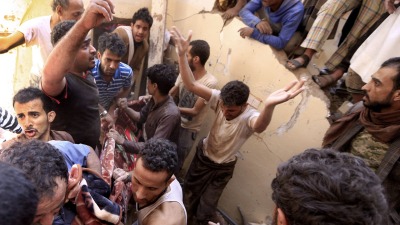 وقعت الحادثة في العاصمة صنعاء حيث تجمع المئات لتلقي مساعدات (إنترنت)