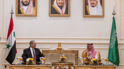 وزير الخارجية السعودي فيصل بن فرحان مع وزير خارجية النظام السوري فيصل المقداد في جدة - (واس) 