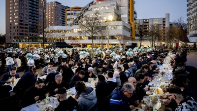 إفطار جماعي في شهر رمضان بمدينة روتردام، هولندا، نيسان/أبريل 2023 (تلفزيون سوريا)