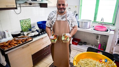 السوري-الفلسطيني جواد وهو يعد طعام الإفطار للجالية اليمنية في ماليزيا