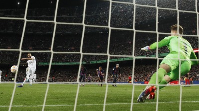 كريم بنزيما يحرز هدفه الثالث في شباك برشلونة من ضربة جزاء، 5 نيسان 2023 (رويترز)