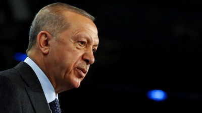 الرئيس التركي رجب طيب أردوغان يتحدث في مؤتمر صحفي خلال قمة لحلف شمال الأطلسي في إسبانيا (رويترز)