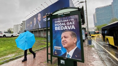 اللوحات الإعلانية الخاصة بالحملة الانتخابية للرئيس التركي رجب طيب أردوغان في إسطنبول (رويترز)