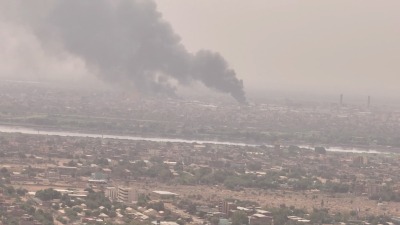 دخان يتصاعد في سماء الخرطوم خلال اشتباكات بين "قوات الدعم السريع" والجيش السوداني، 28 نيسان 2023 (رويترز)