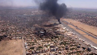 تصاعد أعمدة الدخان فوق مطار الخرطوم الدولي في العاصمة السودانية - AFP