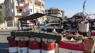 حاجز لقوات النظام في مدينة درعا (AP)