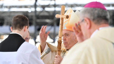 البابا فرنسيس في ختام قدّاس يوم الأحد ببودابست، 30 نيسان 2023 (رويترز)