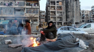 سوريون تشردوا في الشوارع بعد تضرر منازلهم بالزلزال في حلب (رويترز)