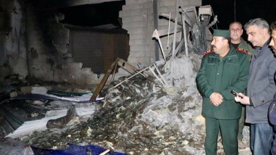 آثار الدمار الناتج عن سقوط صاروخ في معمل الزجاج في مدينة الكسوة بريف دمشق - 4 نيسان 2023 (إنترنت)