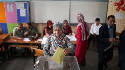 مواطنة تركية تدلي بصوتها أثناء انتخابات 2018 (TRT WORLD)