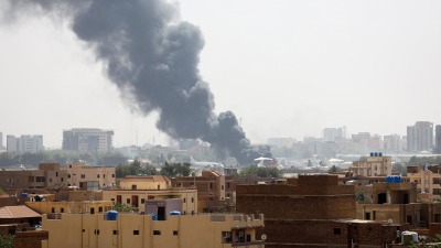 دخان يتصاعد من طائرة مشتعلة داخل مطار الخرطوم خلال اشتباكات بين "قوات الدعم السريع" والجيش السوداني (رويترز)