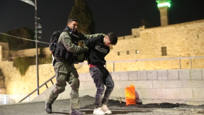 جندي إسرائيلي يعتقل شاباً فلسطينياً في المسجد الأقصى، القدس الشرقية، 5 نيسان/أبريل 2023 (الأناضول)