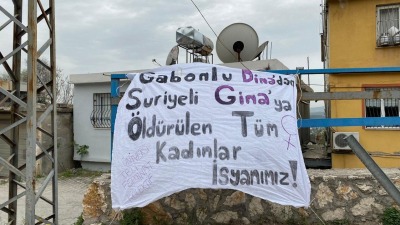 لافتة علقتها الجمعية في ولاية هاتاي التركية تطالب بالتمرد بعد قضية قتل الطفلة غنى والغابونية دينا (تويتر)