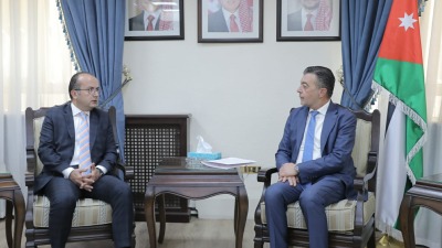 السفير التركي لدى عمّان (يسار) خلال لقائه لجنة الشؤون الخارجية في البرلمان الأردني (قناة المملكة)