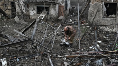 دمار عقب هجوم روسي على منطقة سكنية في زاباروجيا، 9 نيسان 2023 (رويترز)