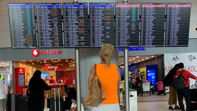 مسافرة في مطار إسطنبول (DW)