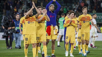 احتفال لاعبي برشلونة بعد الفوز على إلتشي - الأناضول