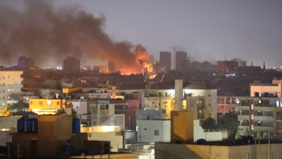 أعمدة دخان في سماء مدينة الخرطوم خلال اشتباكات الجيش وقوات الدعم السريع، 16 نيسان 2023 ـ الأناضول