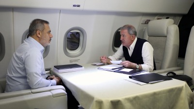وزير الدفاع التركي خلوصي أكار مع رئيس أجهزة الاستخبارات التركية هاكان فيدان خلال رحلة عودتهما من موسكو (الأناضول)