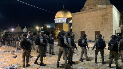 اعتقال 350 فلسطينياً من المسجد الأقصى المبارك بعد اقتحامه فجر اليوم.