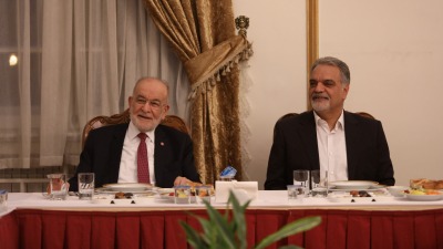 السفير الإيراني في أنقرة محمد فارازماند يستضيف رئيس حزب السعادة تمل كرم الله أوغلو على الإفطار (تويتر)