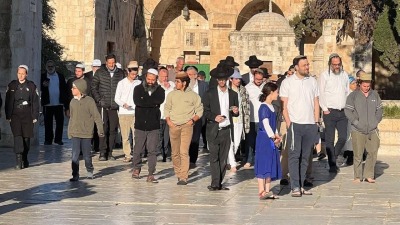 مستوطنون إسرائيليون يقتحمون المسجد الأقصى، القدس الشرقية المحتلة، 26 نيسان/أبريل 2023 (تويتر)