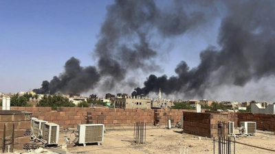 دخان يملأ سماء العاصمة السودانية الخرطوم بالقرب من مستشفى الدوحة الدولي (AP)