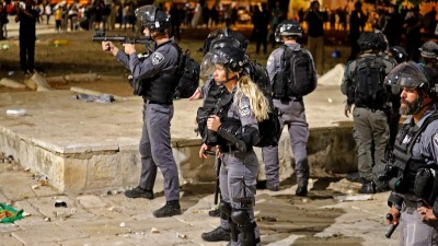 مواجهات بين قوات الاحتلال ومتظاهرين بالضفة بعد اقتحام شرطة إسرائيل للأقصى - أ ف ب