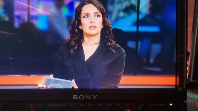 الممثلة اللبنانية راسيا سعادة في دور المذيعة موج بمسلسل ابتسم أيها الجنرال (تلفزيون سوريا)