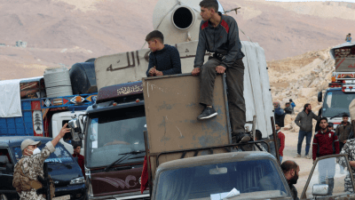 لاجئون سوريون يغادرون لبنان - رويترز