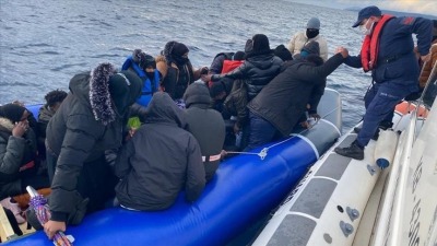 أثناء إنقاذ خفر السواحل التركي لعدد من طالبي اللجوء (الأناضول)