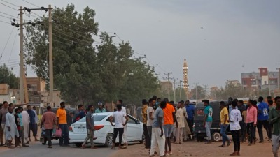 احتدم القتال بين الجيش وقوات الدعم السريع في العاصمة الخرطوم (AFP)