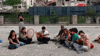 شبان أتراك يغنون لـ فيروز في شوارع أنطاكيا المنكوبة (تويتر)