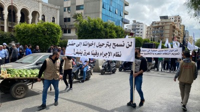 مظاهرة رافضة لترحيل اللاجئين السوريين أمام مبنى السرايا في مدينة طرابلس اللبنانية - تلفزيون سوريا