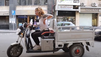 رشا تقود التوكتوك في شوارع دمشق (إذاعة شام/يوتيوب)