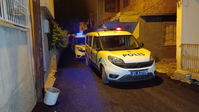 سيارة تابعة للشرطة التركية تقف أمام مكان الحادثة في أضنة (DHA)