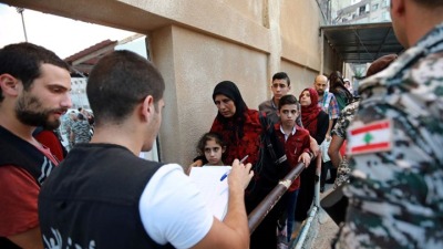 لاجئون سوريون في لبنان أمام مقر للأمن العام اللبناني (الإنترنت)